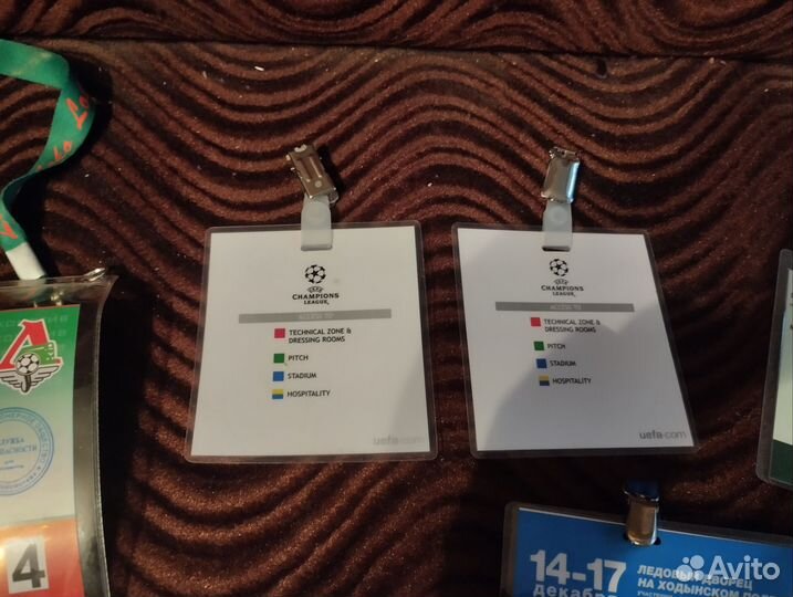 Коллекция бейджей с футбольных матчей