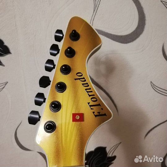 Полуакустическая электрогитара Jolana Tornado