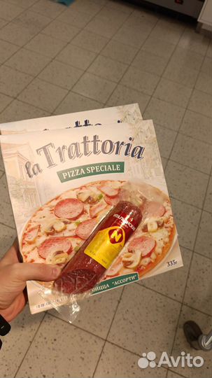 Пицца с колбасой