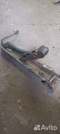 Домкрат винтовой