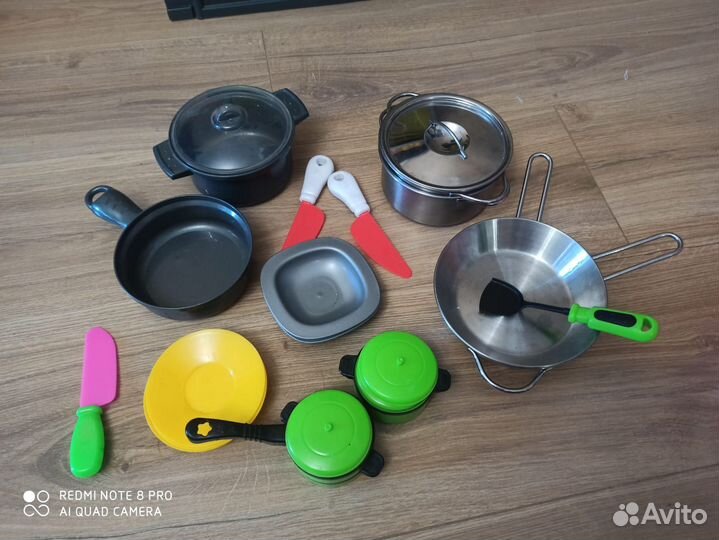 Продаю детскую кухню с набором посуды