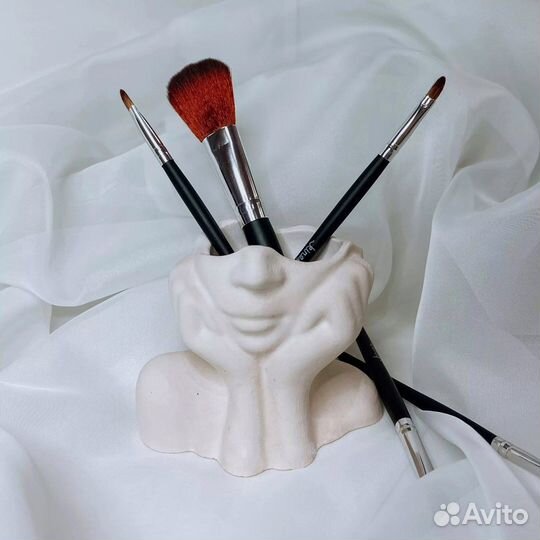 Статуэтка из гипса с цветком