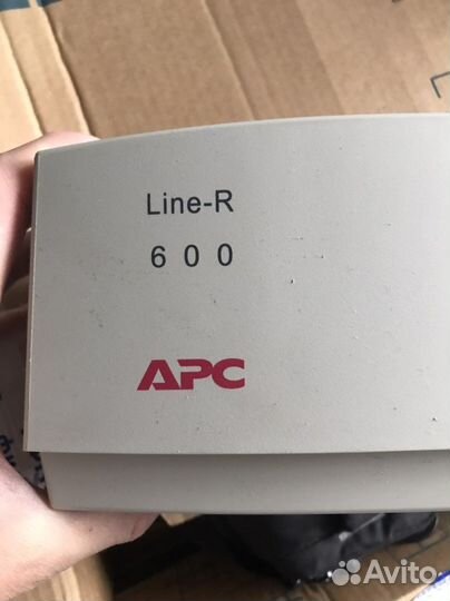 Стабилизатор напряжения APC Line-R LE600I белый