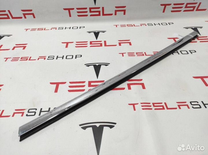 Молдинг двери передней левой Tesla Model S 2015