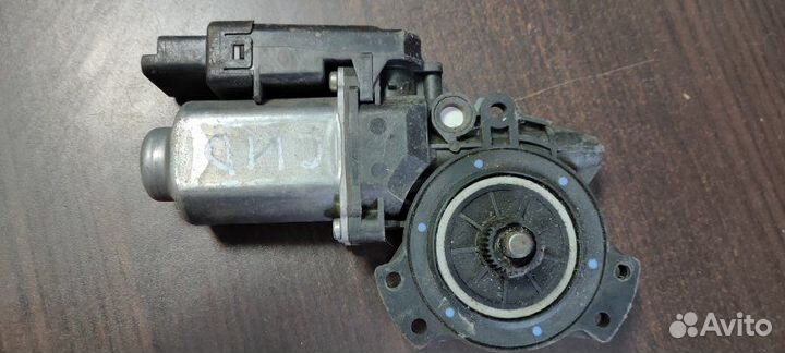 Мотор стеклоподъемника правый Kia Ceed ED