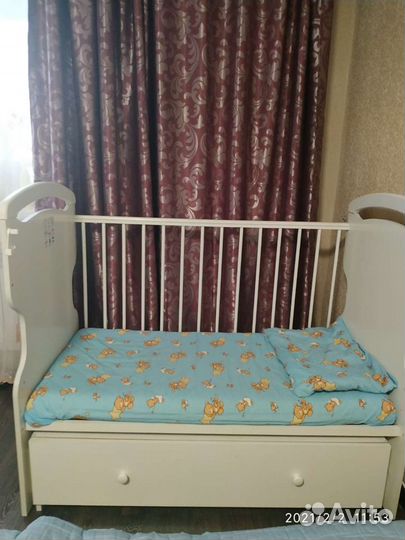 Детская кроватка с продольным маятником