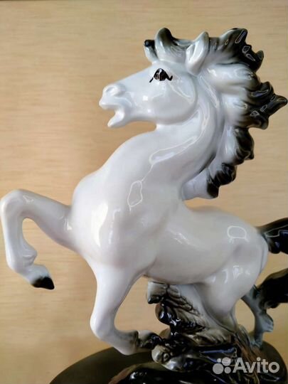 Статуэтка Конь