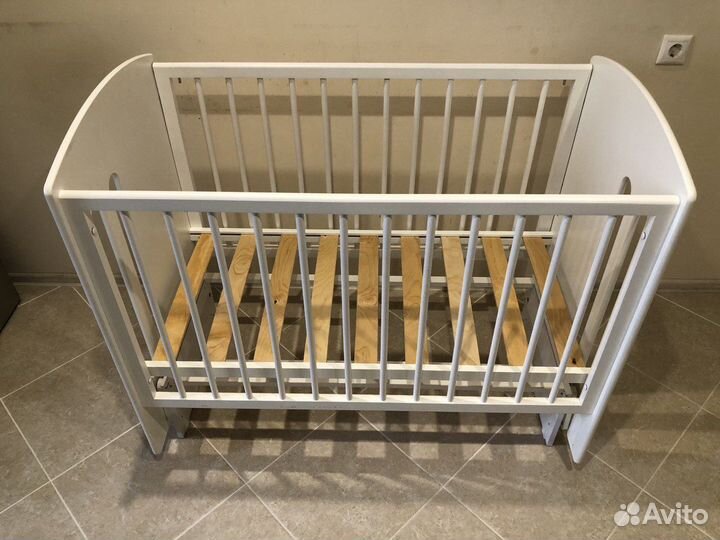 Детская кроватка с маятником белая