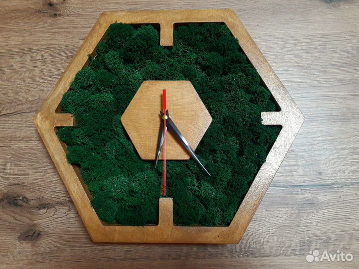 Часы настенные с мхом