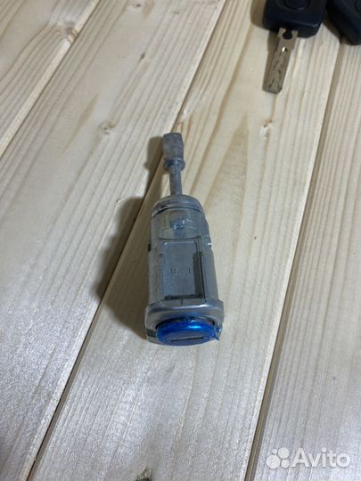 Личинка замка передней левой двери VW Golf 4, Bora