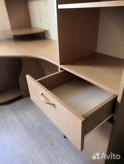 Угловой письменный стол