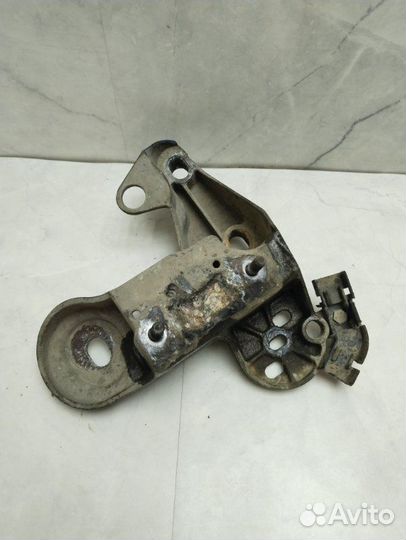 Кронштейн двигателя Volkswagen Passat B5 AEB 1.8