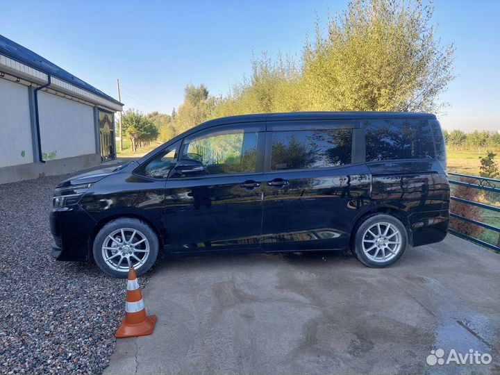 Toyota Voxy 2.0 CVT, 2014, 145 000 км