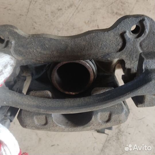 Суппорт тормозной передний левый mitsubishi L200