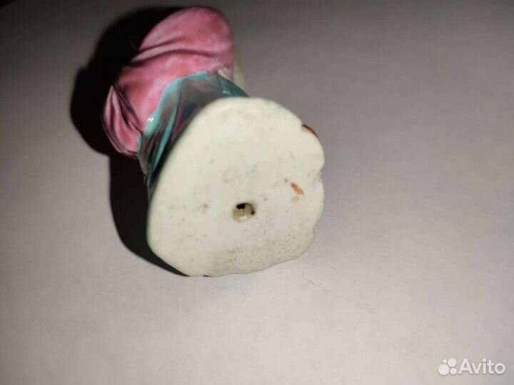 Фарфоровая статуэтка китайский 