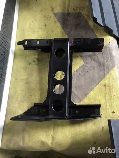 Mercedes actros кронштейн нижней подножки