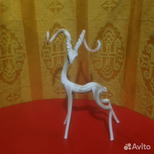 Статуэтка времен СССР. Молочное стекло