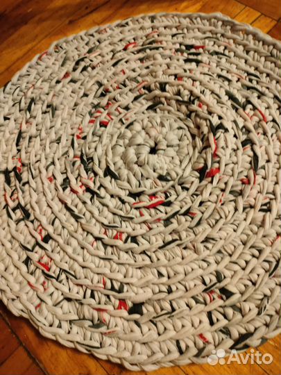 Коврик вязаный ручной работы