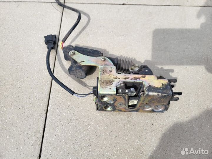 Замок двери передний правый Chevrolet Нива