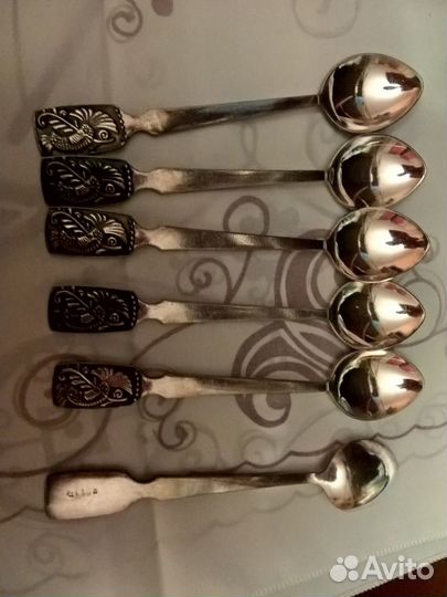 Столовый набор вилок и ложек и ножей