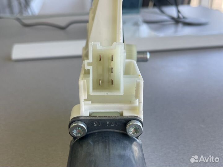 Моторчик стеклоподъемника передний Mercedes