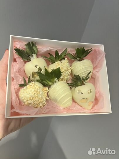 Клубника банан финики в шоколаде