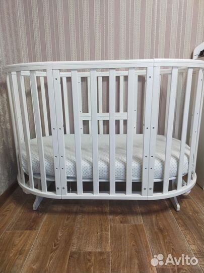 Детская кроватка овальная с маятником