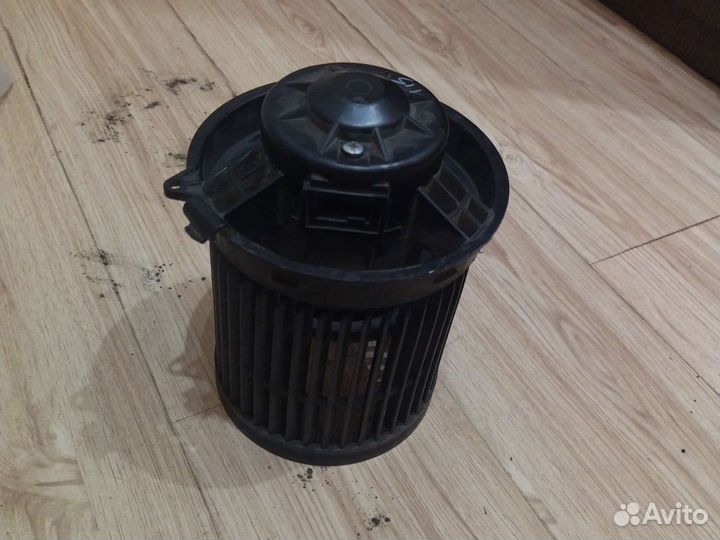 Моторчик системы вентиляции на ниссан жук