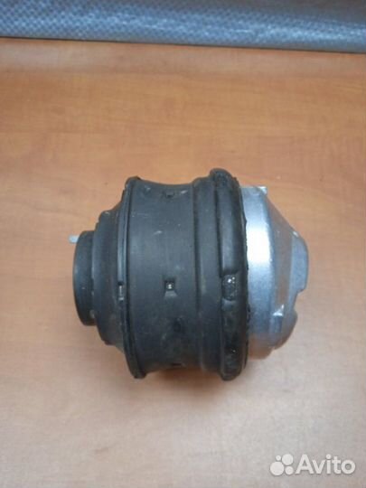 Подушка (опора) двигателя левая Mercedes-Benz