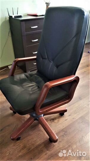 Кресло руководителя кожа и дерево