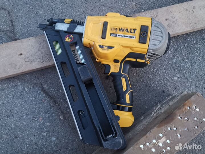 Нейлер Dewalt DCN692