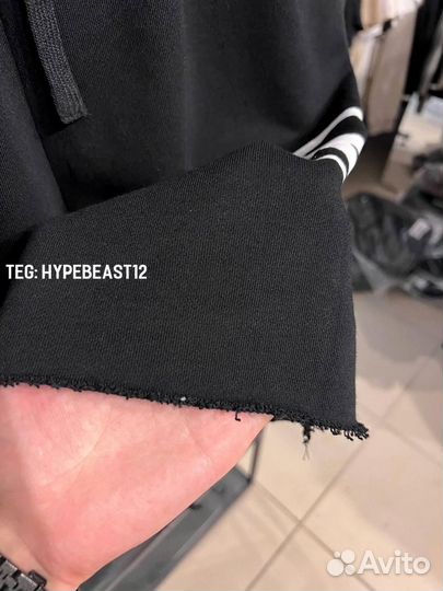 Vetements шорты оверсайз на руках в шоу-руме