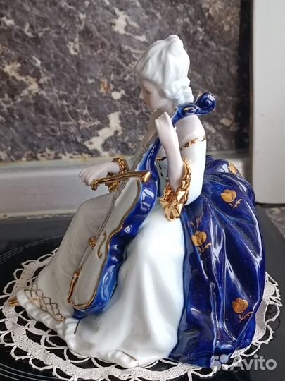 Статуэтка фарфор