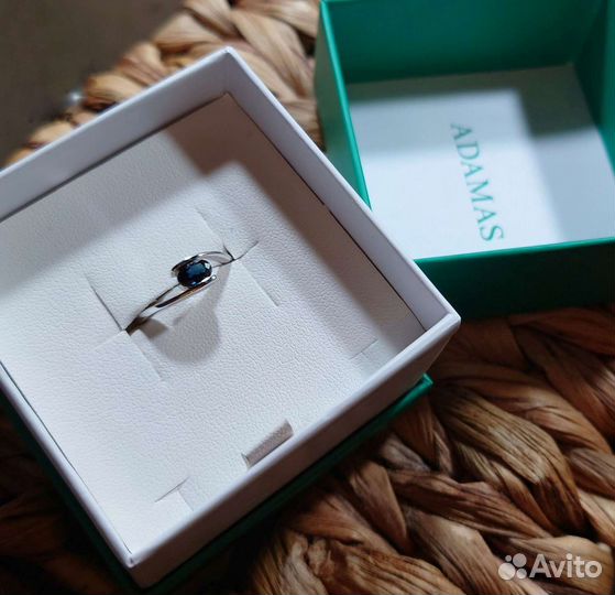 Кольцо из белого золота с сапфиром adamas