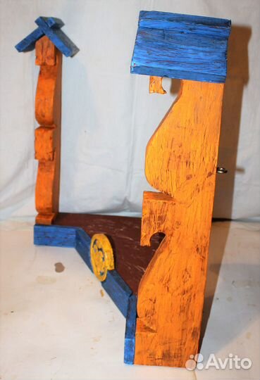 Божница, угловая полка в красный угол, с лошадками