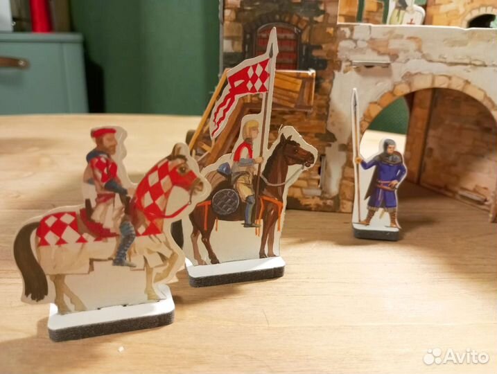 Картонный домик замок