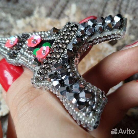 Брошь из бисера 