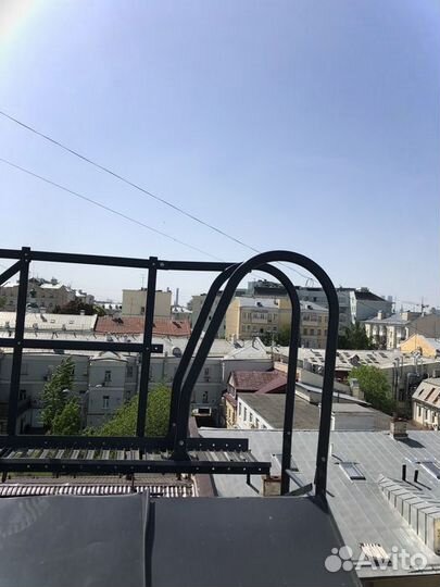 Вертикальная пожарная лестница на кровлю