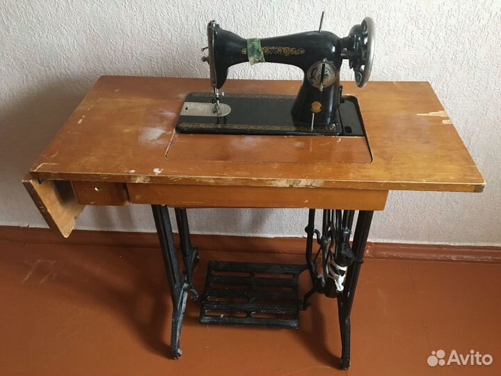 Швейная машинка ножная - времен СССР