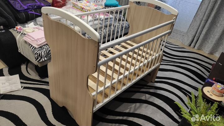 Детская кровать с маятником и ящиком