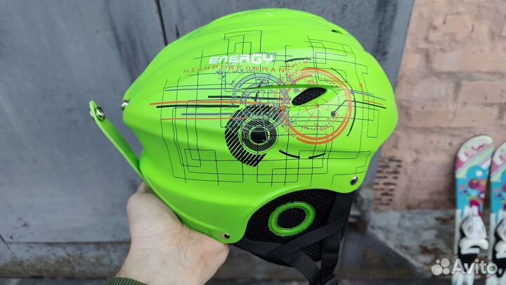 Детские горнолыжные ботинки и шлемы