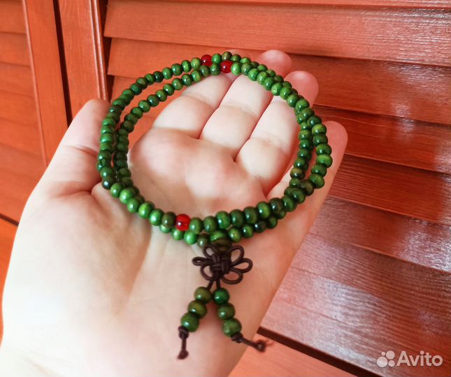 Браслет из деревянных бусин