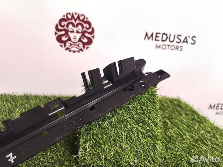 Кронштейн накладки двери багажника левый Maserati