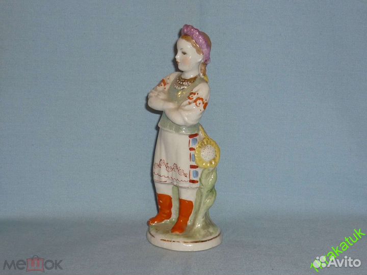 Девочка украинка С подсолнухами. дулево 1953 год