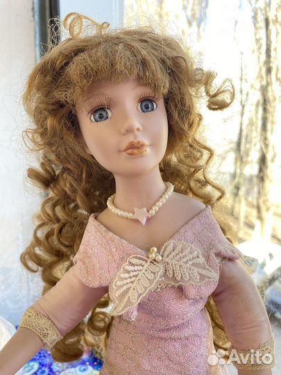 Кукла фарфоровая