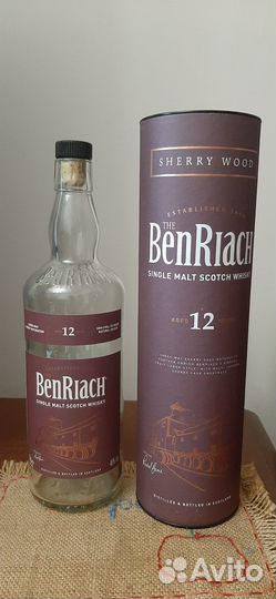 Коробка и пустая бутылка из под виски