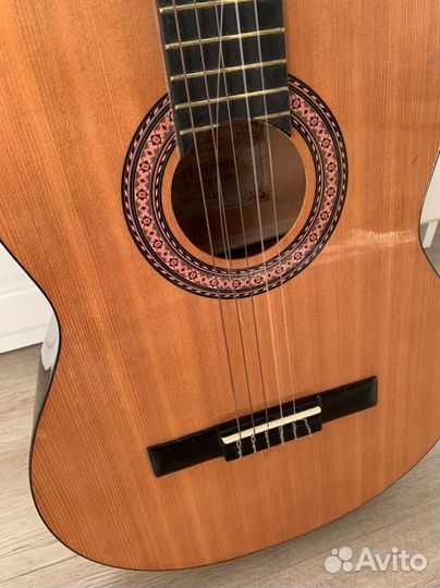 Классическая гитара amati