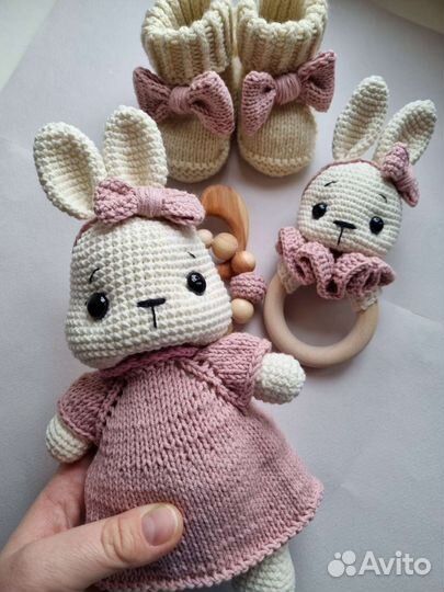 Вязаная игрушка Зайка в платье