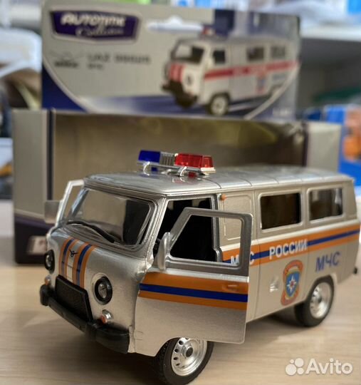 Коллекционная модель-игрушка UAZ 39625 мчс России