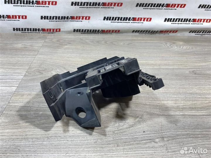 Кронштейн блока предохранителей VW Гольф 6